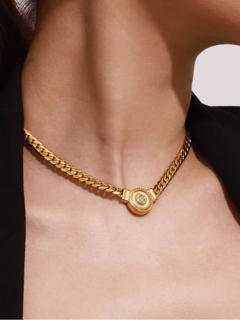 18K Gold Plated Vintage Inspired Medallion Pendant Cuban Link Chain Necklace - Picture 8 of 10